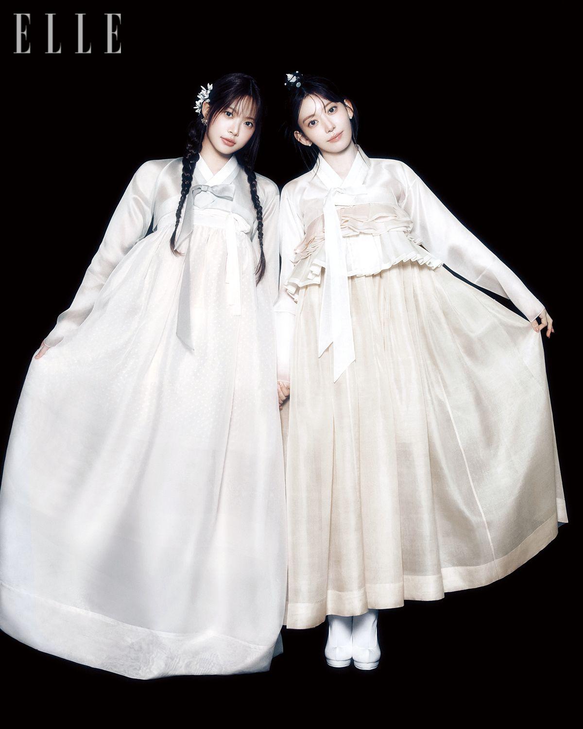 은채가 입은 저고리와 치마는 모두 Hanboklynn. 꽃 장식 핀은 Rosetteblanc. 은색 꽃 귀고리는 Hwang Joohee by Ahwon. 사쿠라가 착용한 상아색 저고리와 레이어드 치마, 버선, 꽃신은 모두 Hanboklynn. 진주 귀고리는 Verte. 족두리는 Rosetteblanc.