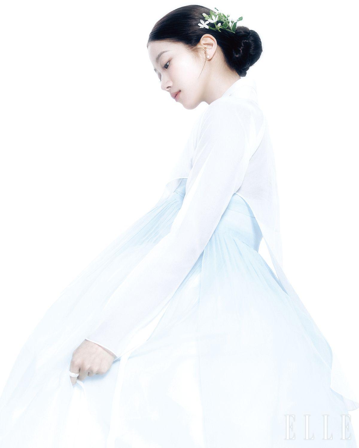 오간자 저고리와 푸른 하늘색 치마는 모두 Seodamhwa. 진주 귀고리는 Verte. 반지는 Ahwon.