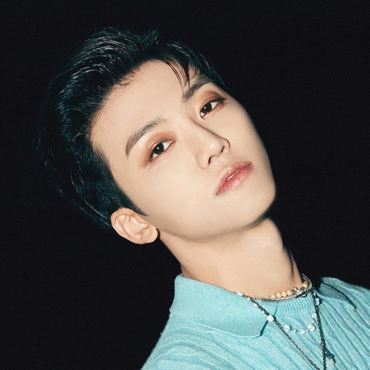 재민: 붉은기 없는 시머한 브라운 컬러로 음영을 넣고 눈꼬리부분을 살짝 올려 시크한 눈매로 연출. 사진 트위터 @NCTsmtown