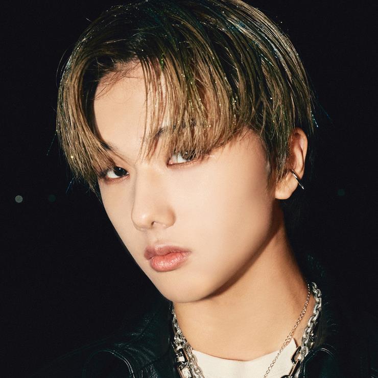 지성: 어두운 브라운 계열 섀도우로 전체적으로 음영을 넣고 아이라인은 꼬리 부분만 살짝 빼준 후 언더는 골드 브라운 느낌으로 연결해서 너무 다크한 느낌이 들지 않게 연출. 사진 트위터 @NCTsmtown