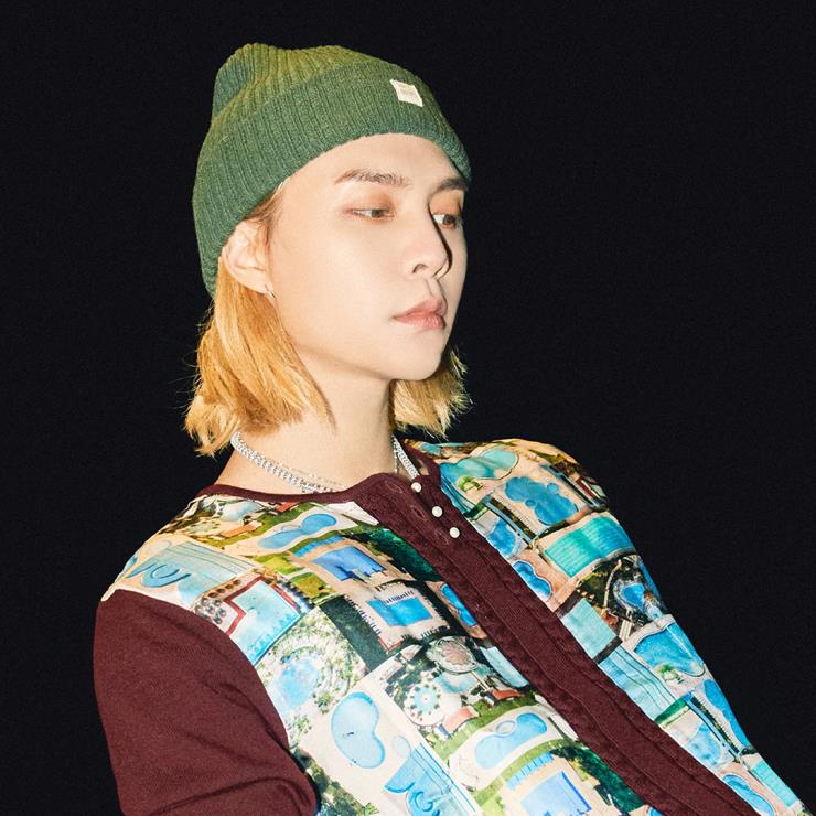 쟈니: 카멜톤의 무펄 섀도우를 베이스로, 브라운 쉬머 섀도우로 쌍꺼풀 라인 음영으로, 언더 음영은 옐로우 컬러를 사용해 연출. 사진 트위터 @NCTsmtown