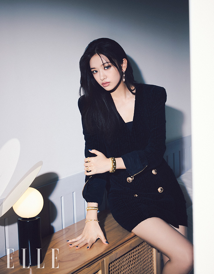 핑크와 화이트 골드에 다이아몬드가 장식된 ‘마크리 클래시카’ 이어링은 1천만원대, 오른손에 착용한 ‘마크리’ 브레이슬릿은 3천2백만원대, 다이아몬드가 세팅된 ‘마크리 클래시카’ 브레이슬릿은 1천2백만원대, 왼손에 착용한 다이아몬드가 세팅된 ‘마크리 AB’ 브레이슬릿은 4천6백만원대, 검지에 착용한 옐로와 화이트 골드의 ‘마크리 클래시카 이터넬레’ 링은 5백만원대, 약지에 착용한 옐로와 화이트 골드의 ‘마크리 이터넬레’ 링은 8백만원대, 모두 Buccellati. 드레스는 Balmain.