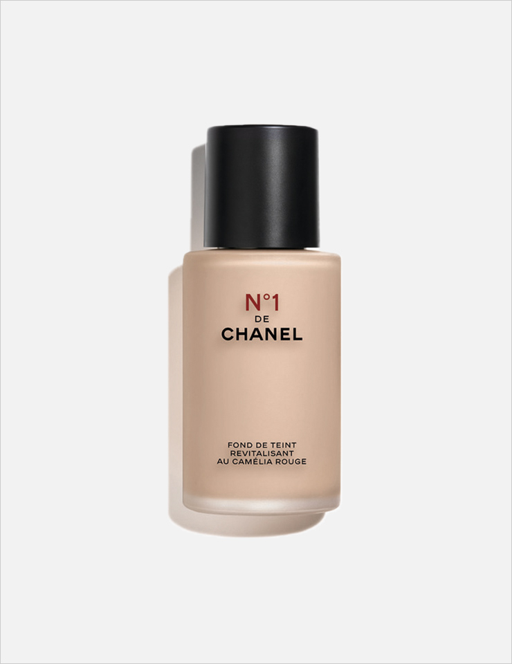 N°1 DE CHANEL 레드 까멜리아 파운데이션, 10만원, 모두 Chanel.
