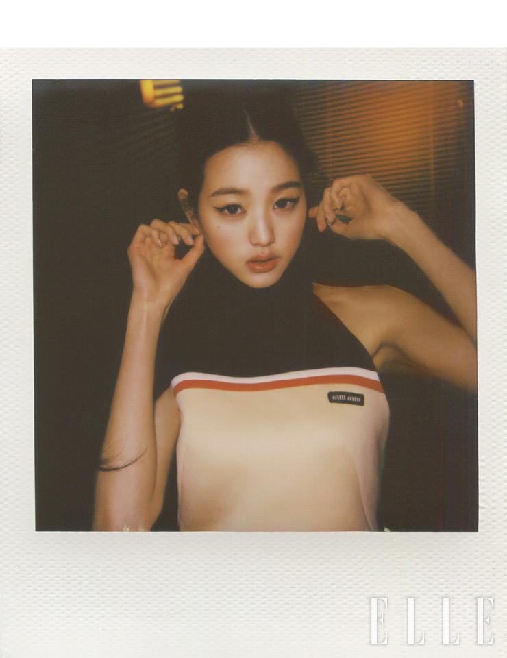 홀터넥 톱은 모두 Miu Miu.